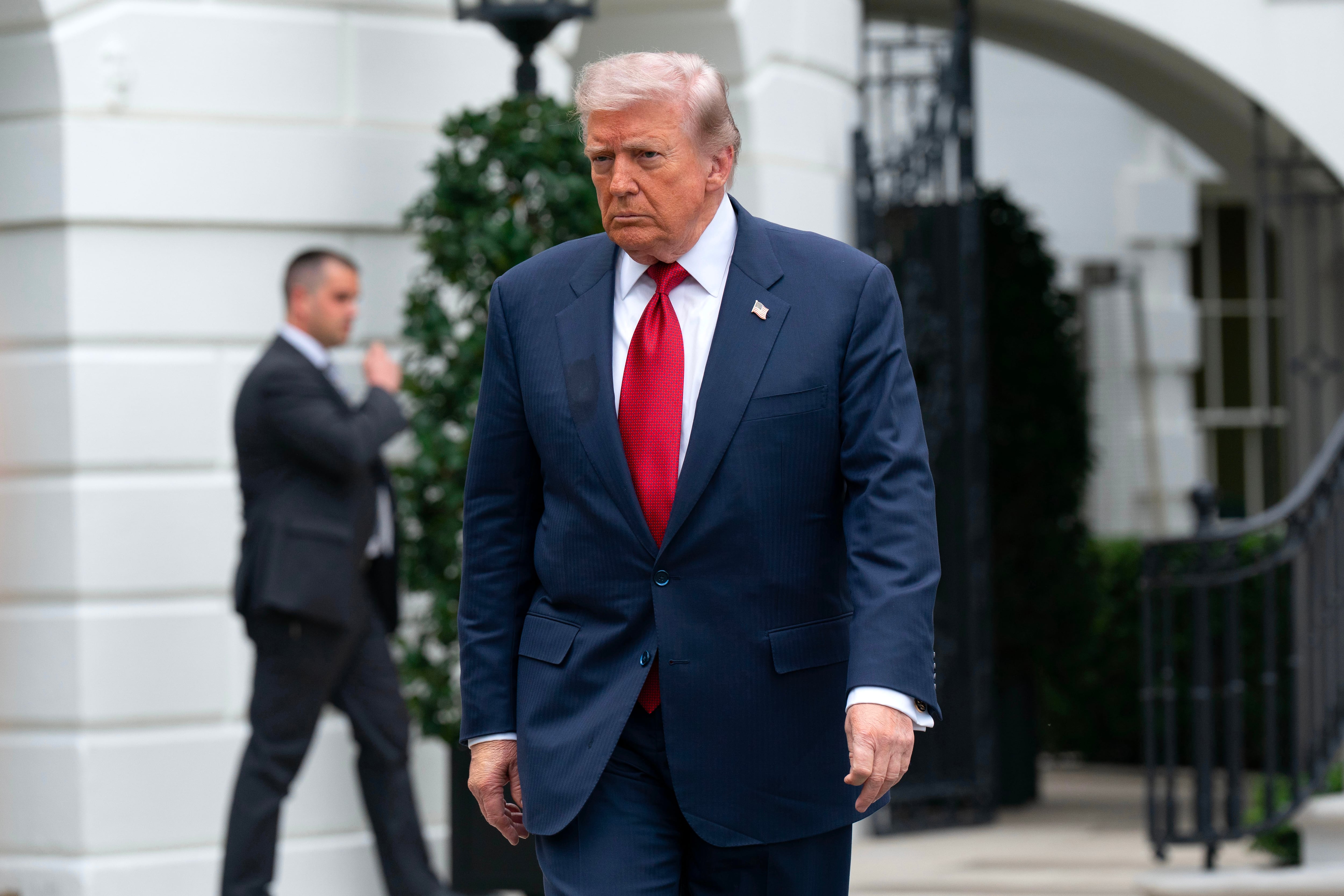 El presidente Donald Trump camina para hablar con los periodistas antes de abordar el helicóptero presidencial Marine One en el jardín sur de la Casa Blanca.