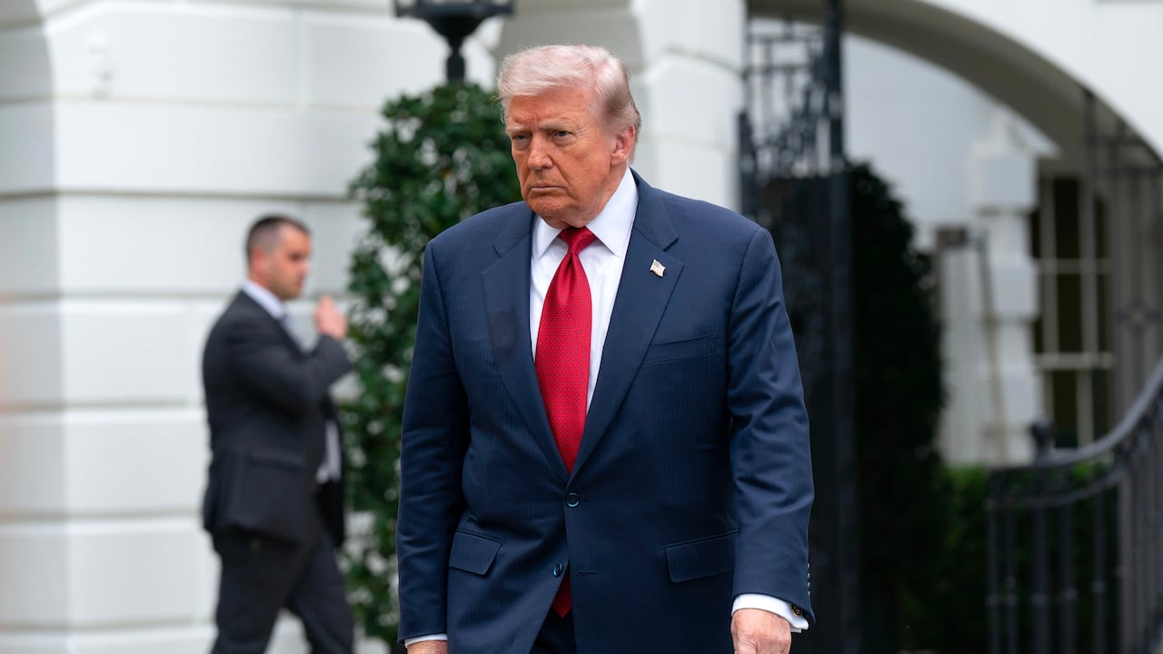 El presidente Donald Trump camina para hablar con los periodistas antes de abordar el helicóptero presidencial Marine One en el jardín sur de la Casa Blanca.