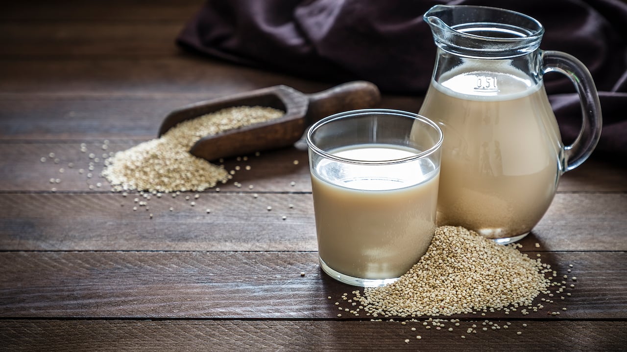 Aunque la leche de vaca sigue siendo la más popular según las ventas al por menor, las alternativas no lácteas alcanzaron en 2020 una cifra estimada de 2.950 millones de dólares.