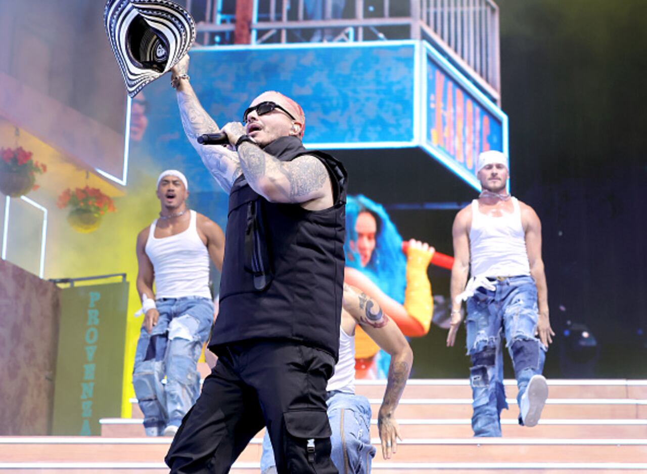 J Balvin cantando 'Mi Gente', junto a Karol G, durante el último día del festival Coachella 2022.