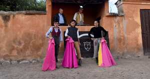 Los novilleros Joselito Castañeda, Anderson Sánchez y Andrés Manrique en tentadero en la ganadería de Mondoñedo. Bogotá, 19 de enero de 2022.