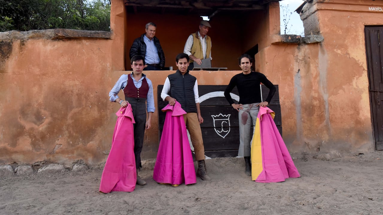 Los novilleros Joselito Castañeda, Anderson Sánchez y Andrés Manrique en tentadero en la ganadería de Mondoñedo. Bogotá, 19 de enero de 2022.