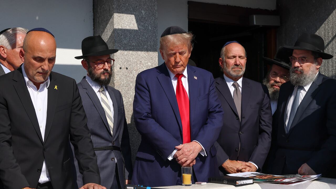 El expresidente Donald Trump, candidato presidencial republicano, ora en la tumba del rabino Menachem Mendel Schneerson, en Ohel Chabad-Lubavitch, el lunes 7 de octubre de 2024, en Nueva York. (Foto AP/Yuki Iwamura)