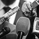 Periodistas con equipos de grabación pululando alrededor de gente importante. Procesamiento de estilo retro en blanco y negro