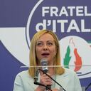 La líder del partido de extrema derecha Hermanos de Italia, habla con los medios de comunicación en la sede electoral de su partido en Roma, el domingo 25 de septiembre de 2022. (Foto AP/Gregorio Borgia)