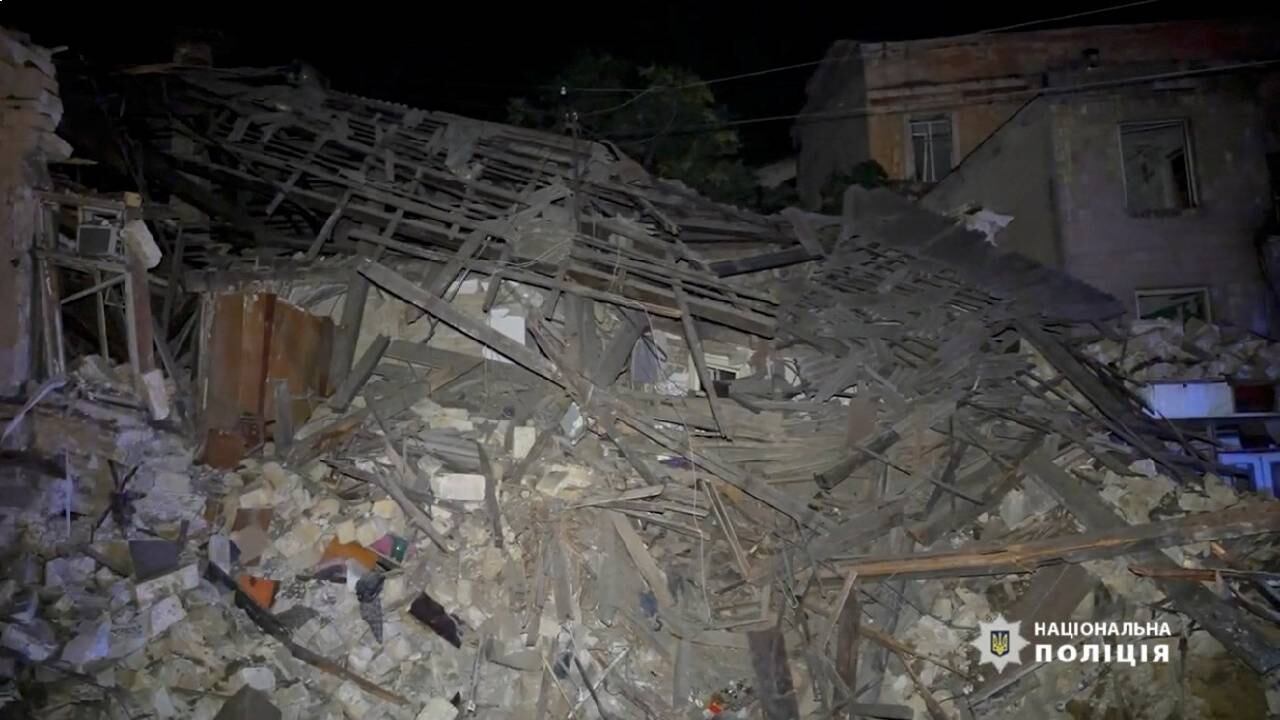 Consecuencias de un ataque con misiles rusos en Odesa.