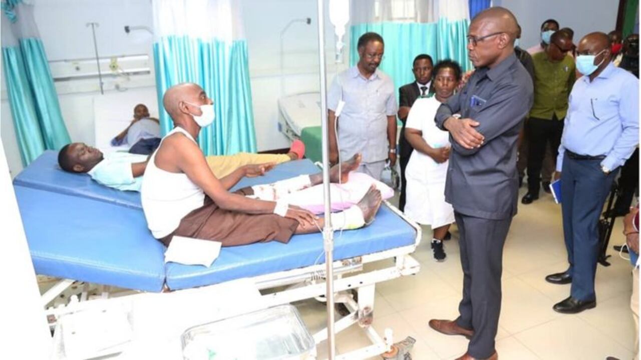 Mabula Mchembe (dcha.), del Ministerio de Salud, dijo que los pacientes del país con problemas respiratorios no tienen covid-19.