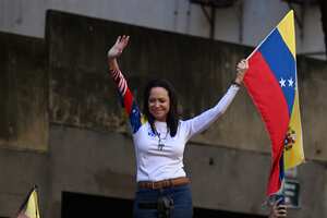 La líder de la oposición venezolana María Corina Machado ondea una bandera nacional durante una protesta convocada por la oposición en vísperas de la toma de posesión presidencial, en Caracas el 9 de enero de 2025.