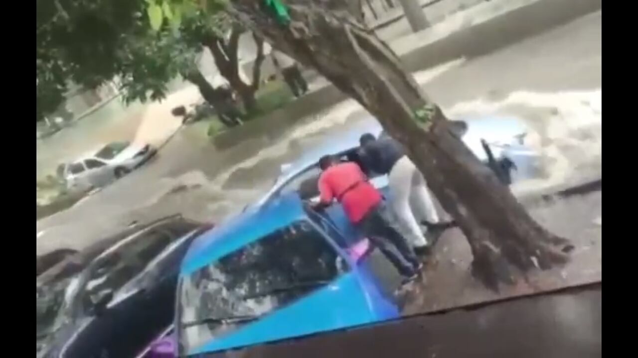 Los ocupantes del vehículo, dos adultos y un niño, fueron rescatados.