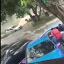 Los ocupantes del vehículo, dos adultos y un niño, fueron rescatados.