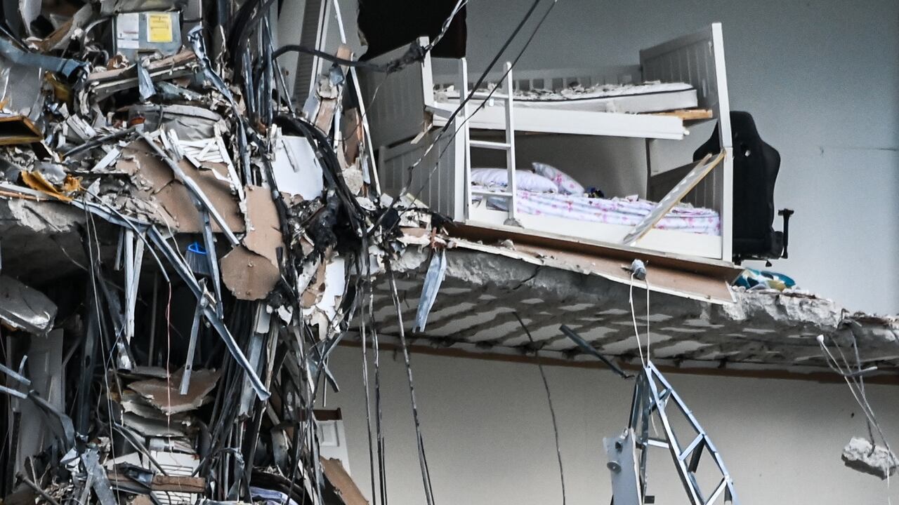 Imagen parcial de lo que quedó del edificio que colapsó en Miami Beach.
