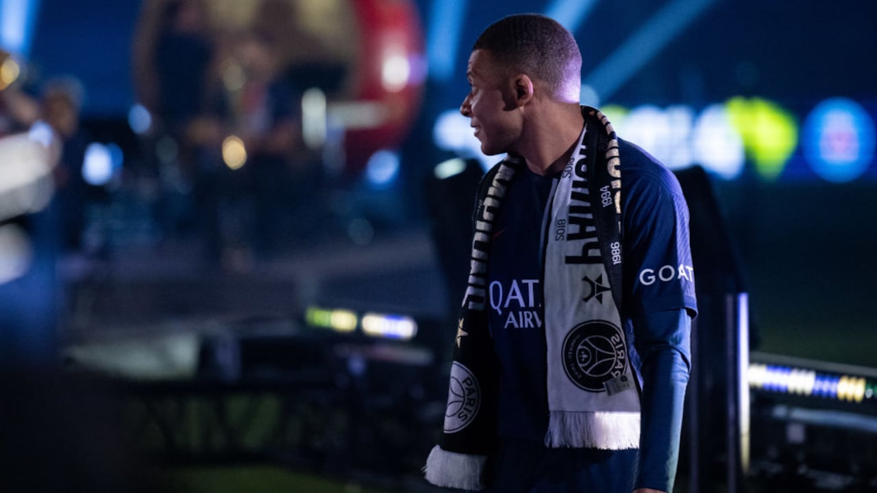 Kylian Mbappe del Paris Saint-Germain reacciona durante la ceremonia del trofeo de Campeones de Francia después del partido Ligue 1 Uber Eats entre el Paris Saint-Germain y el Toulouse FC en el Parque de los Principes.