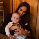 Meghan Markle sosteniendo a Jack, el hijo de su mejor amiga, Kelly McKee Zajfen.