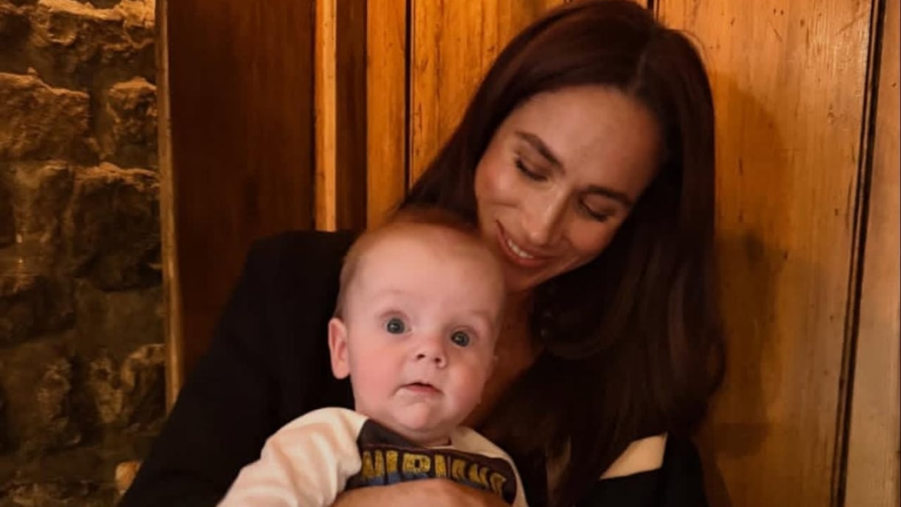 Meghan Markle sosteniendo a Jack, el hijo de su mejor amiga, Kelly McKee Zajfen.