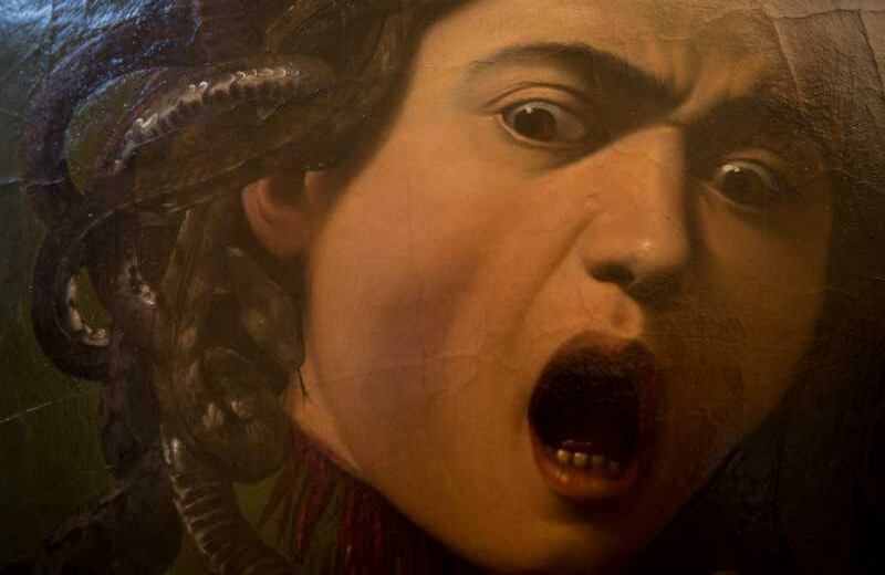 La cabeza de Medusa de Caravaggio: En 1597 el cardenal Francesco María del Monte le encargó a Caravaggio un escudo con  la cabeza de la mítica Medusa; el artista plasmó un rostro cargado de dramatismo y con el cuello chorreante de sangre.