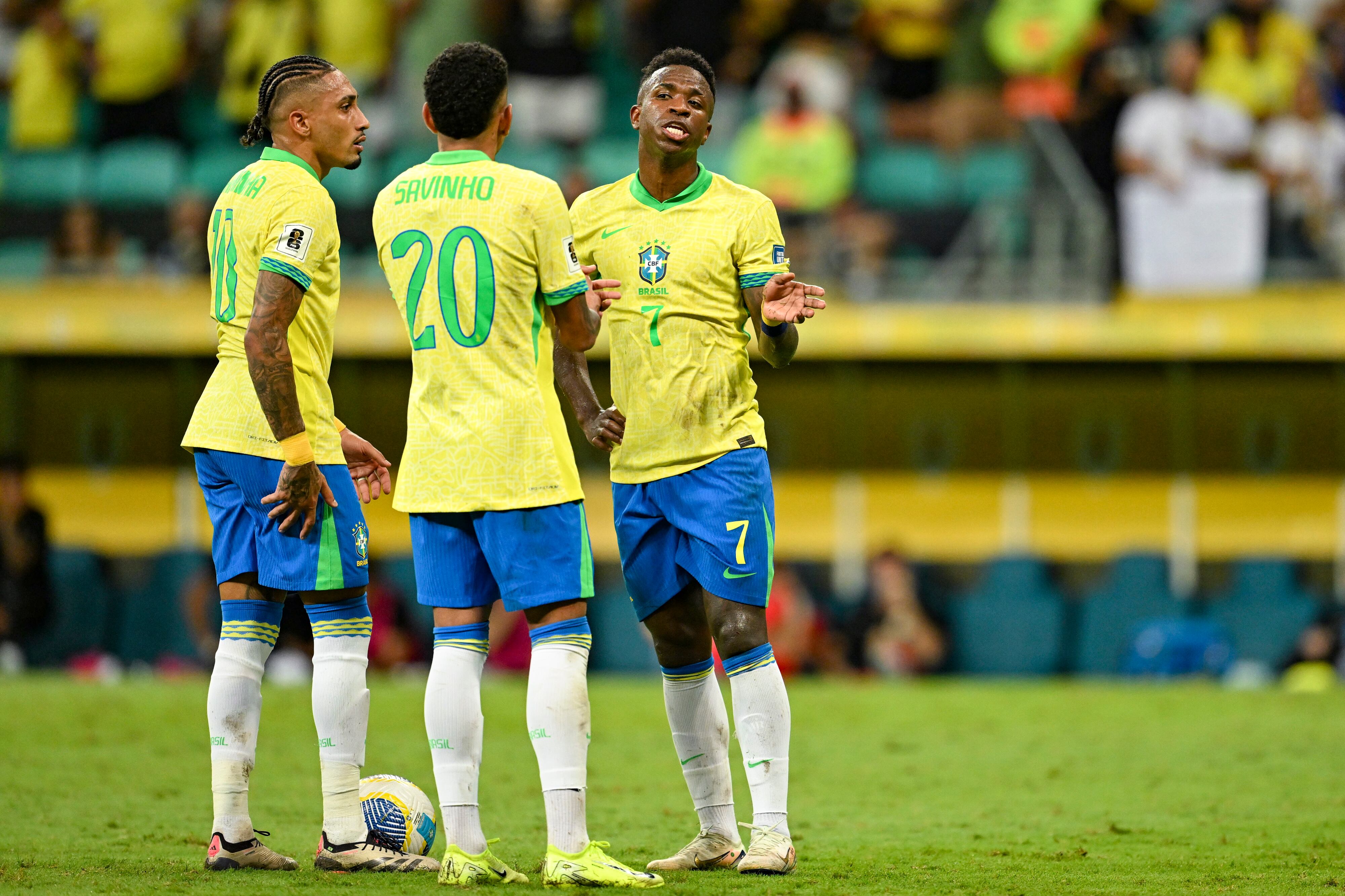 Vinícius Júnior de Brasil (R) habla con sus compañeros de equipo durante el partido de clasificación para la Copa Mundial de la FIFA 2026 entre Brasil y Uruguay en el Arena Fonte Nova el 19 de noviembre de 2024 en Salvador, Brasil.