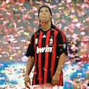 Miles de hinchas del AC Milán celebraron con una fiesta la llegada al equipo del futbolista brasileño Ronaldinho, el jueves en el estadio de San Siro. Unos 30.000 aficionados recibieron al jugador, que entró al estadio vestido con una camiseta roja y negra, los colores del equipo, pero aún sin número.
"No está todavía decidido", había declarado 'Ronnie' durante la rueda de prensa de presentación, junto al vicepresidente del AC Milán, Adriano Galliani, que confirmó la firma del nuevo contrato con el jugador. El anuncio del traspaso del ex jugador del FC Barcelona ha provocado un fuerte aumento en las solicitudes de abonos del conjunto lombardo.