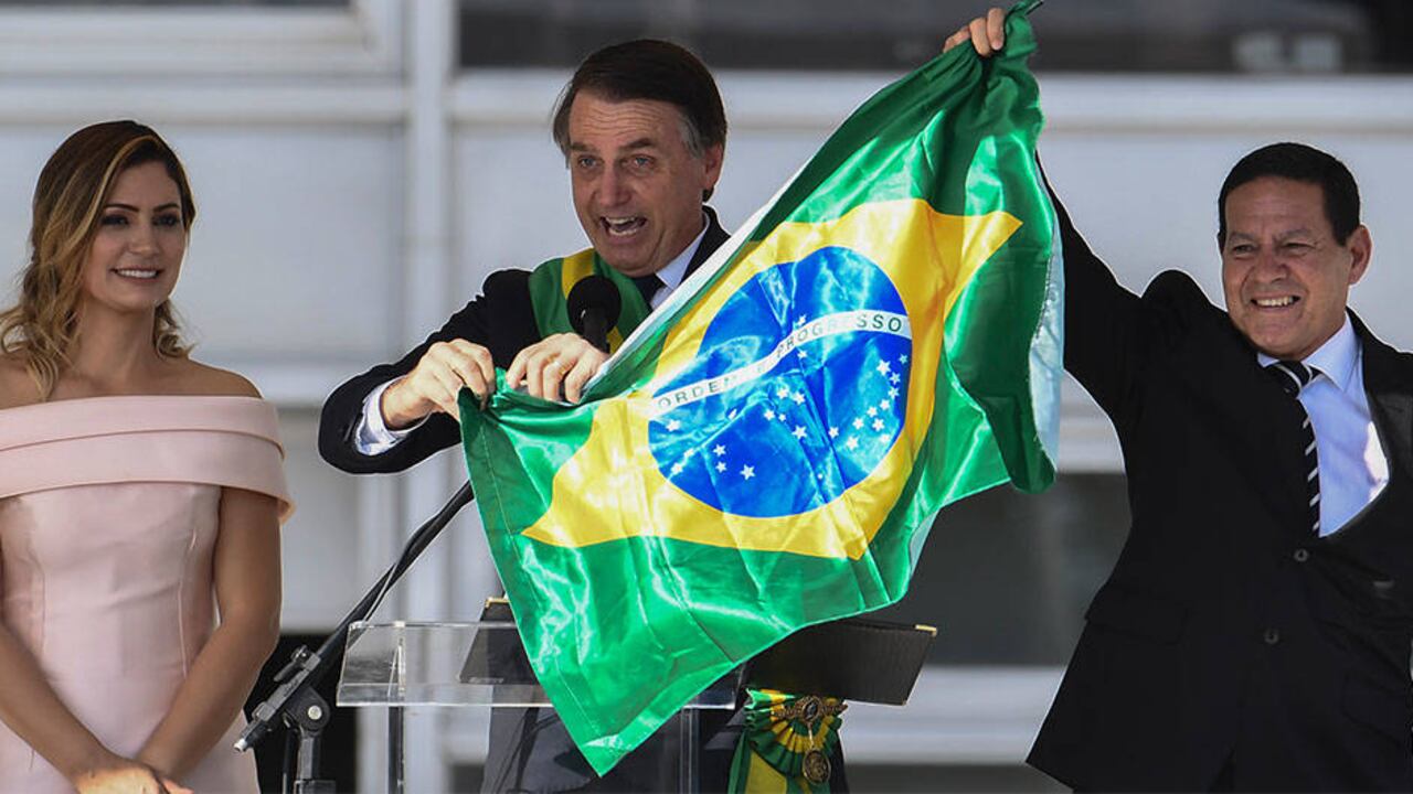 Bolsonaro pretendía igualmente fusionar los ministerios de agricultura y medio ambiente, aunque finalmente se abstuvo de hacerlo, ante las críticas suscitadas entre los propios ruralistas, temerosos de que se les cierren mercados de países europeos.