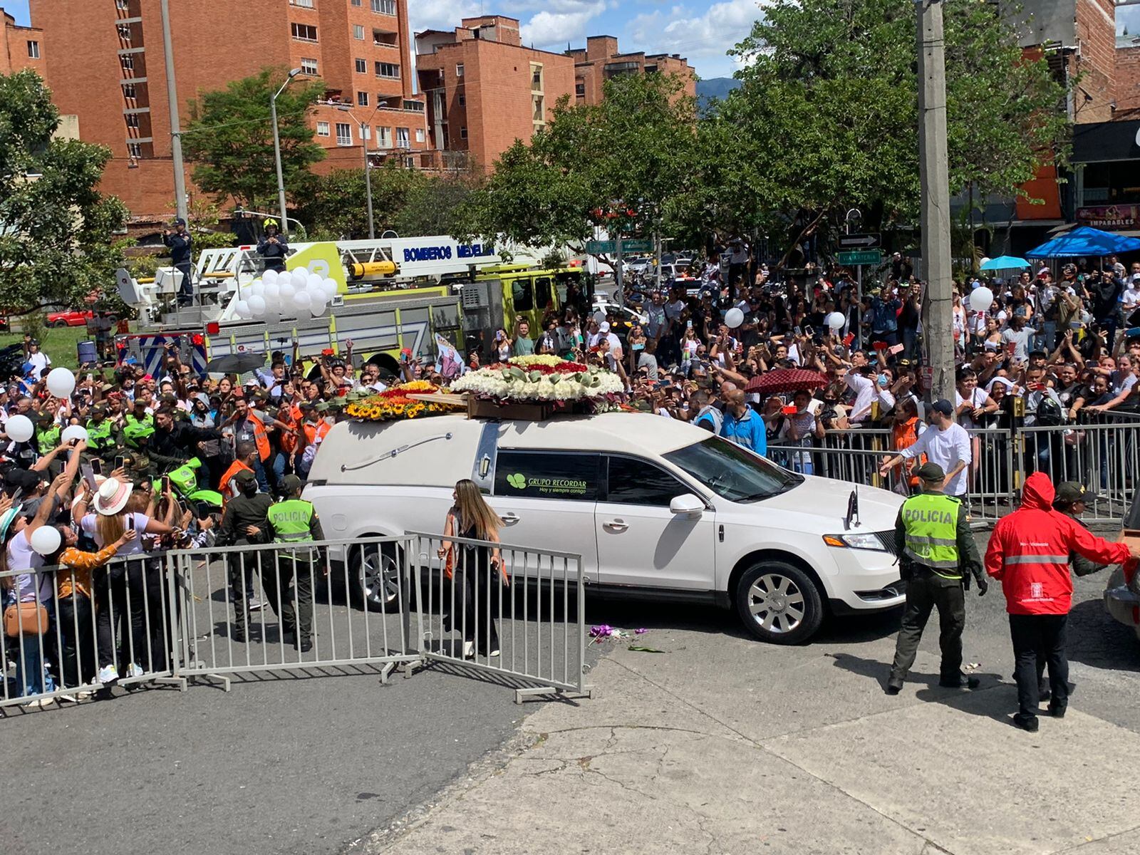 Llegada del carro fúnebre a la Iglesia Santa Gema.