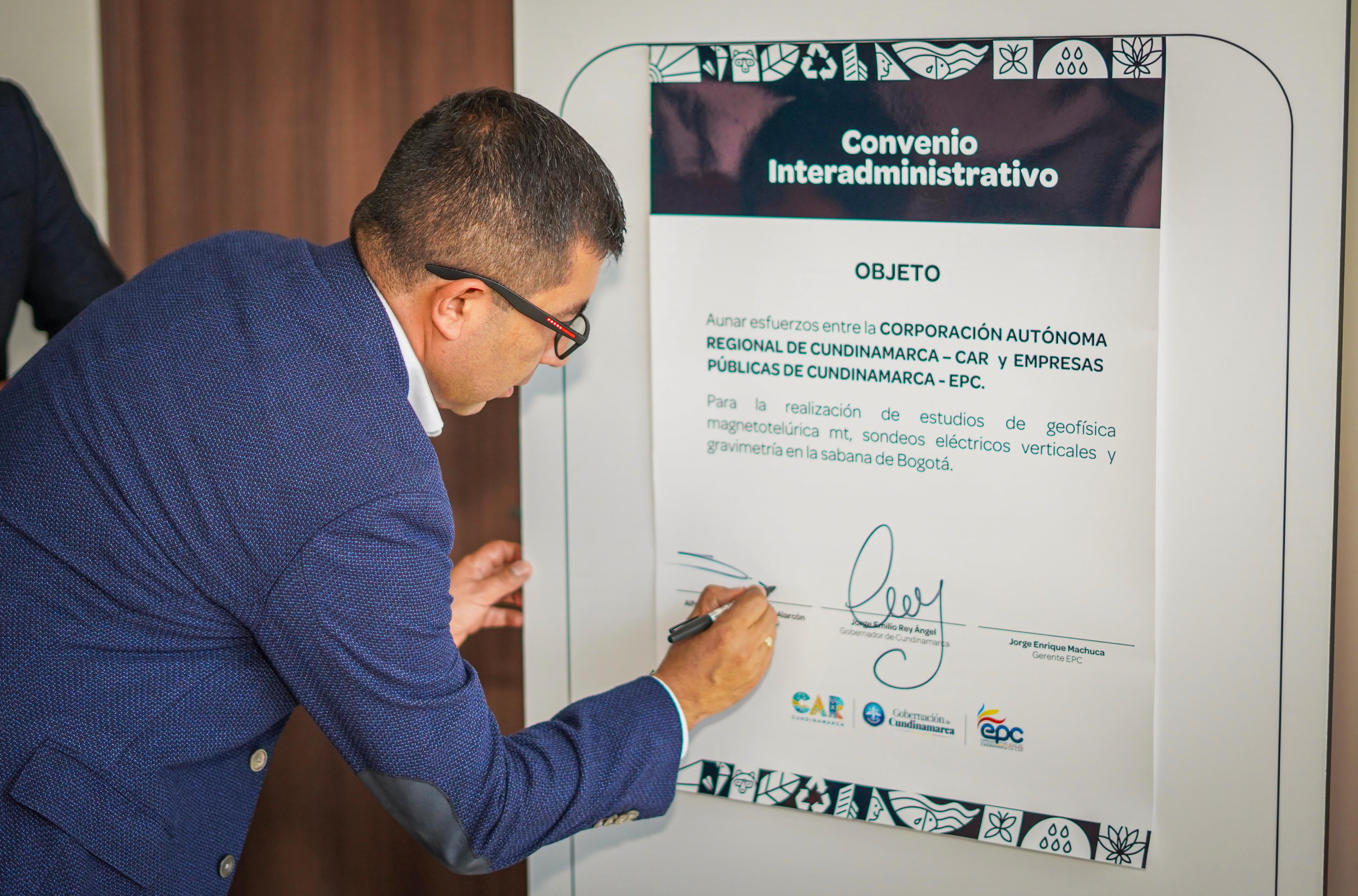 Director de la CAR, Alfred Ballesteros, firmando el convenio