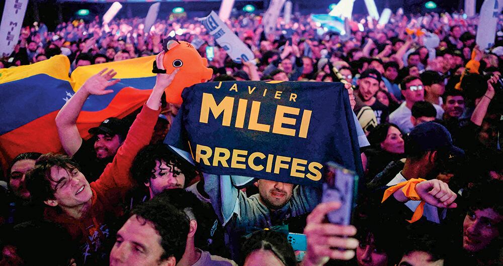 Los simpatizantes de Milei se toman calles y auditorios hasta rebosarlos de capacidad.