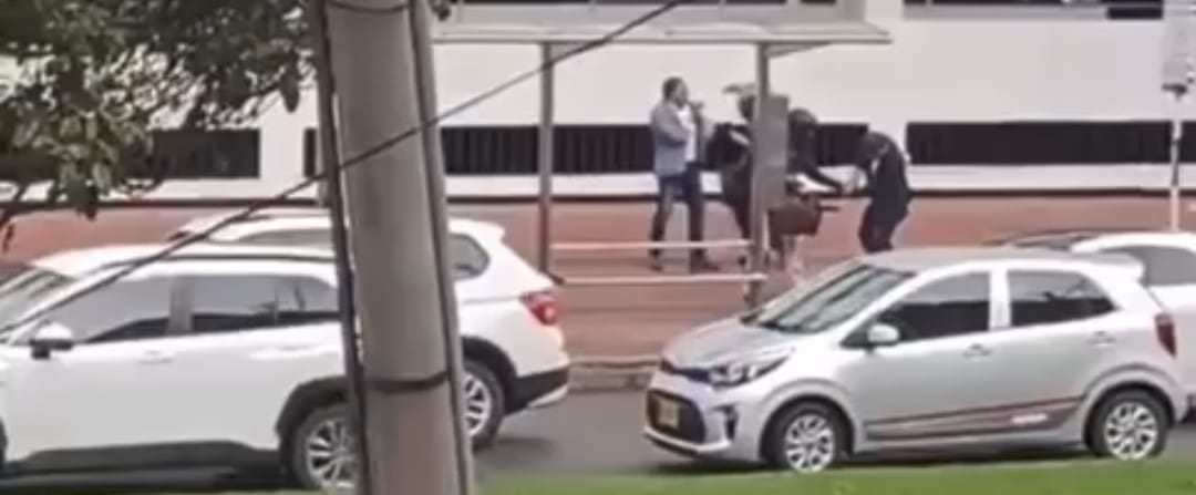 Este es el momento en el que los delincuentes hurtan los más de 11 mil dólares a su víctima.