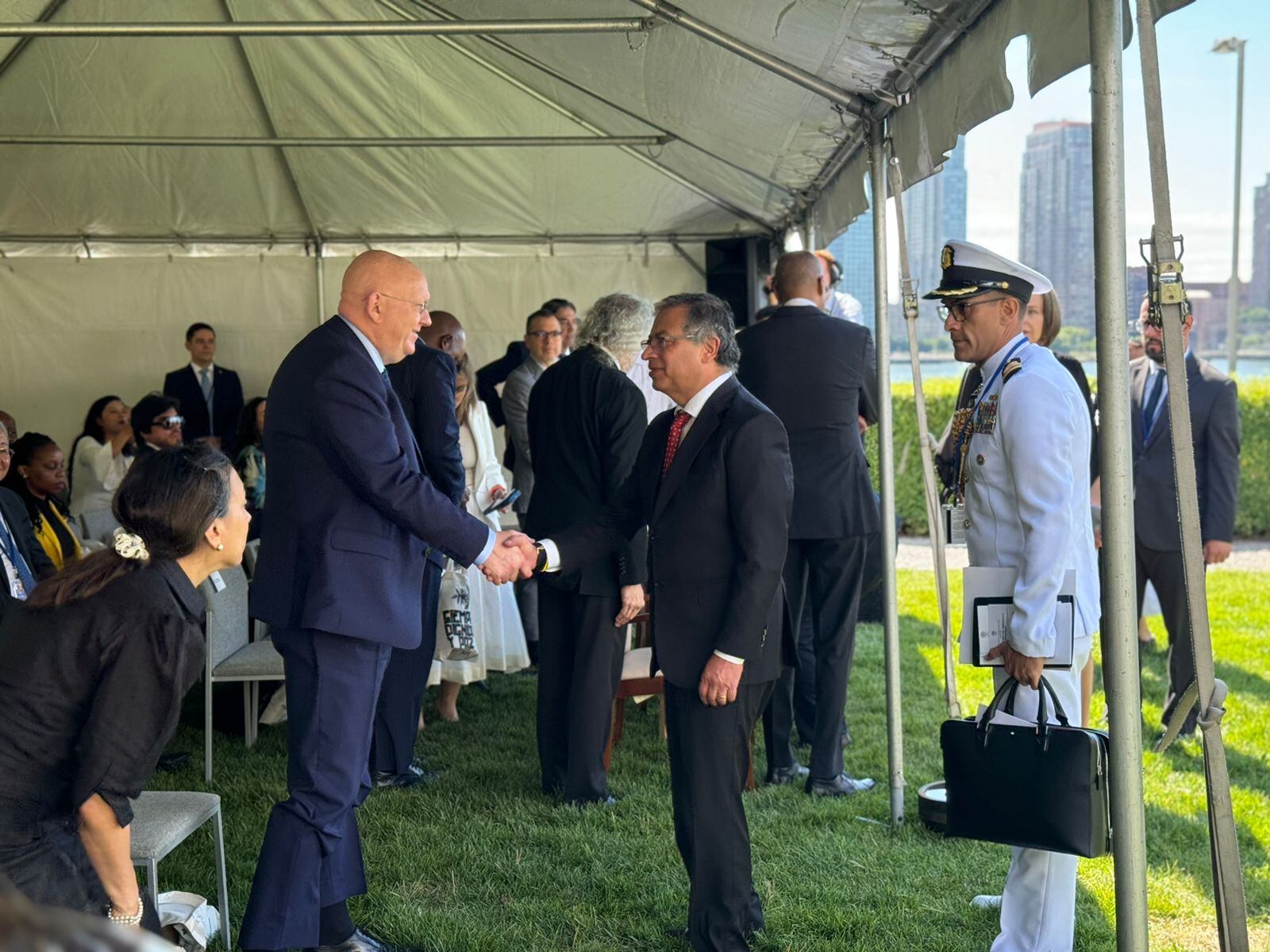 El jefe de Estado colombiano saluda al Embajador de Rusia ante la ONU, presidente del Consejo de Seguridad