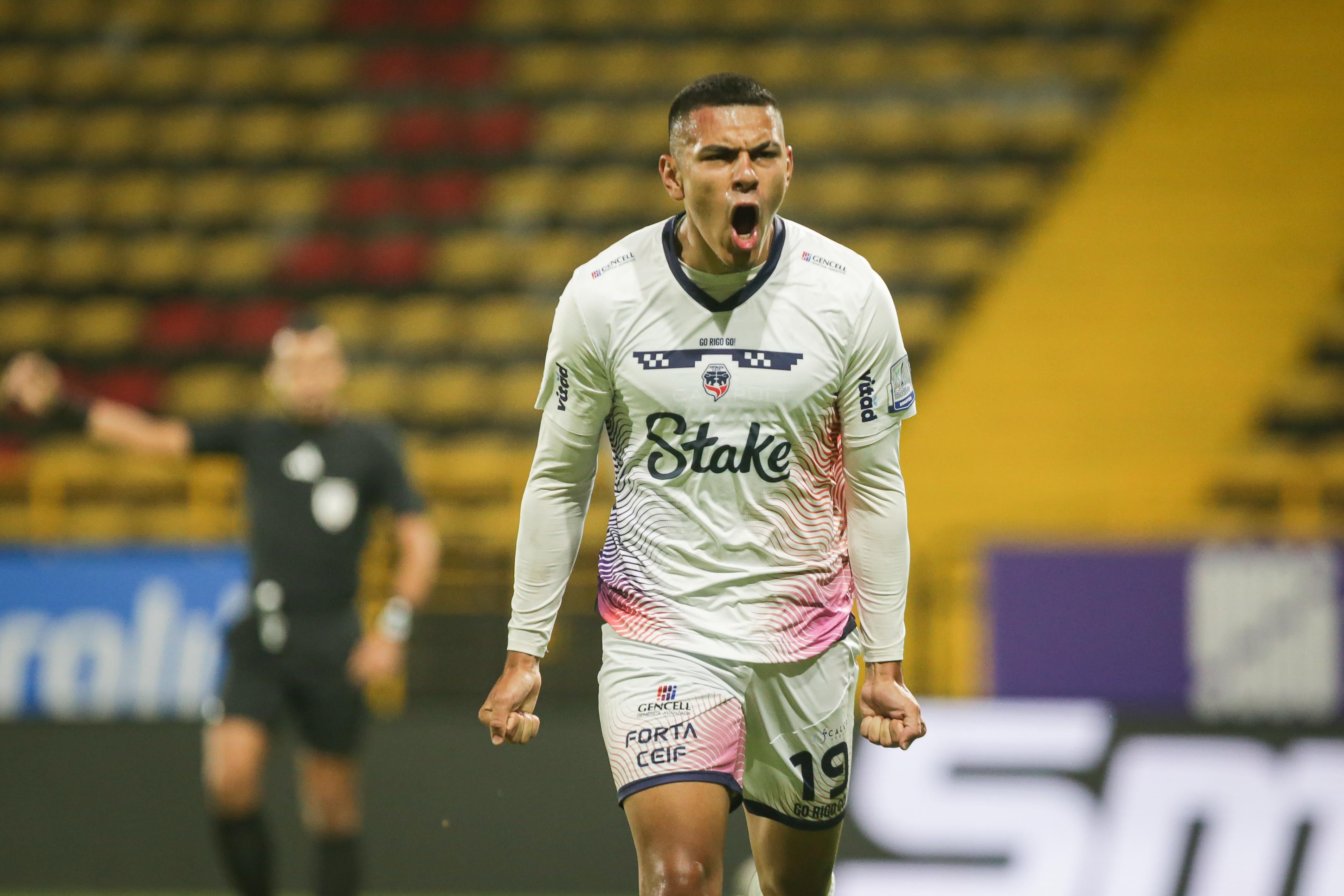 Emilio Aristizabal celebrando su primer gol como profesional en Fortaleza