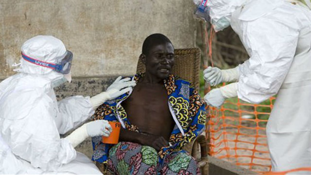 Personal médico atiende a un paciente diagnosticado con ébola.