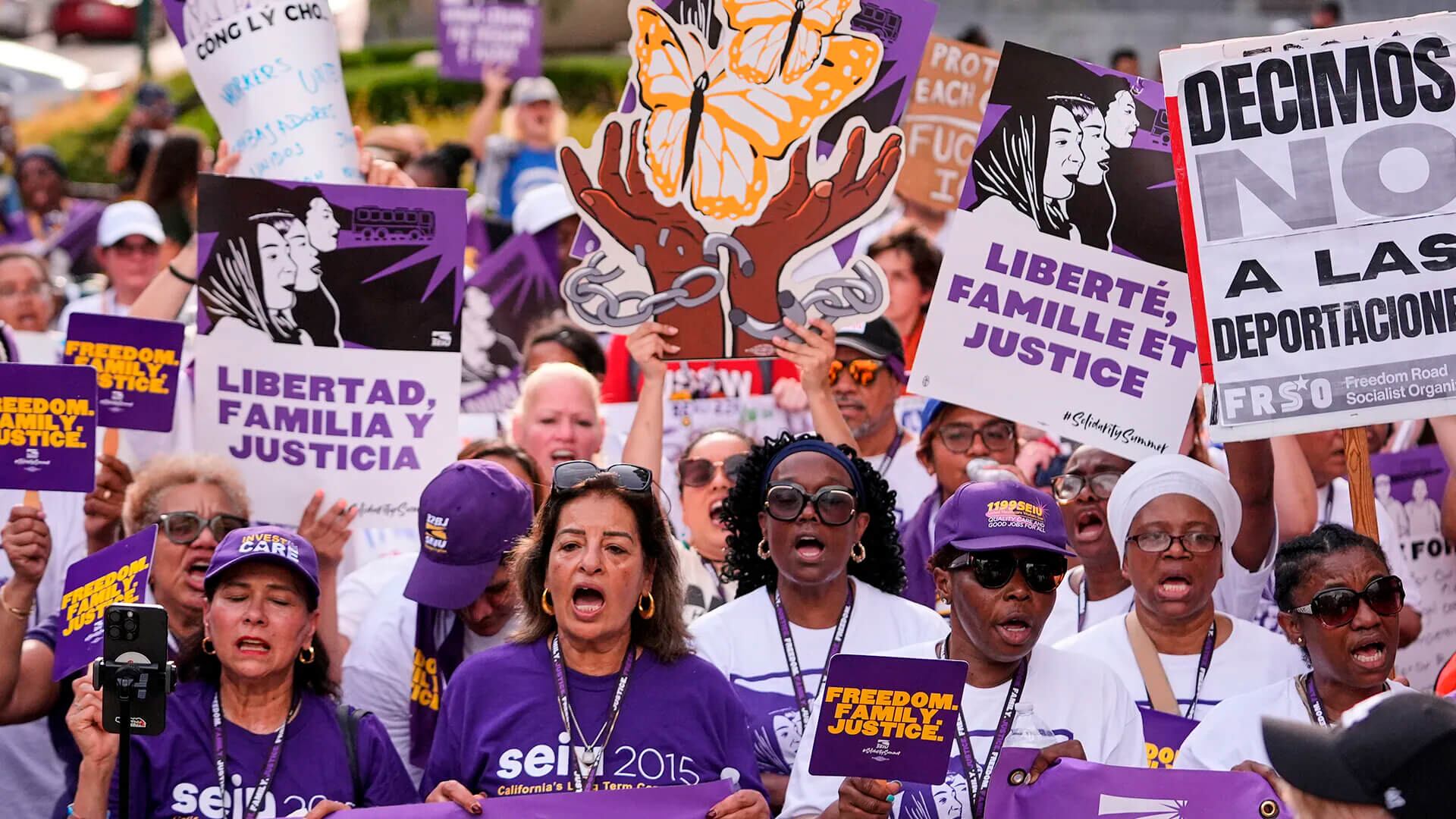 La gente protesta en una manifestación organizada por el Sindicato Internacional de Empleados de Servicio por las detenciones de ICE, en Nueva Orleans