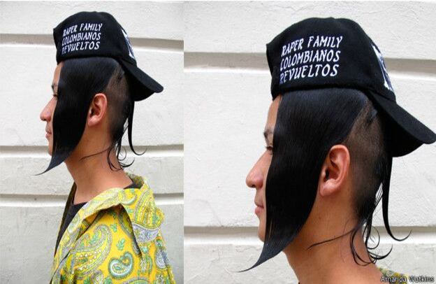 Según Watkins, a un Cholombiano se lo puede reconocer entre otras cosas por el cabello, pues han desarrollado un estilo muy propio, muy particular. "Rasuran parte de su cabeza y se dejan esas largas patillas".