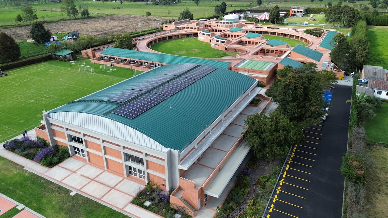El proyecto, que tuvo una inversión cercana a los 20.000 millones de pesos, también alberga un laboratorio de diseño e impresión 3D, zonas de mindfulness y meditación, así como escenarios deportivos de altas especificaciones.