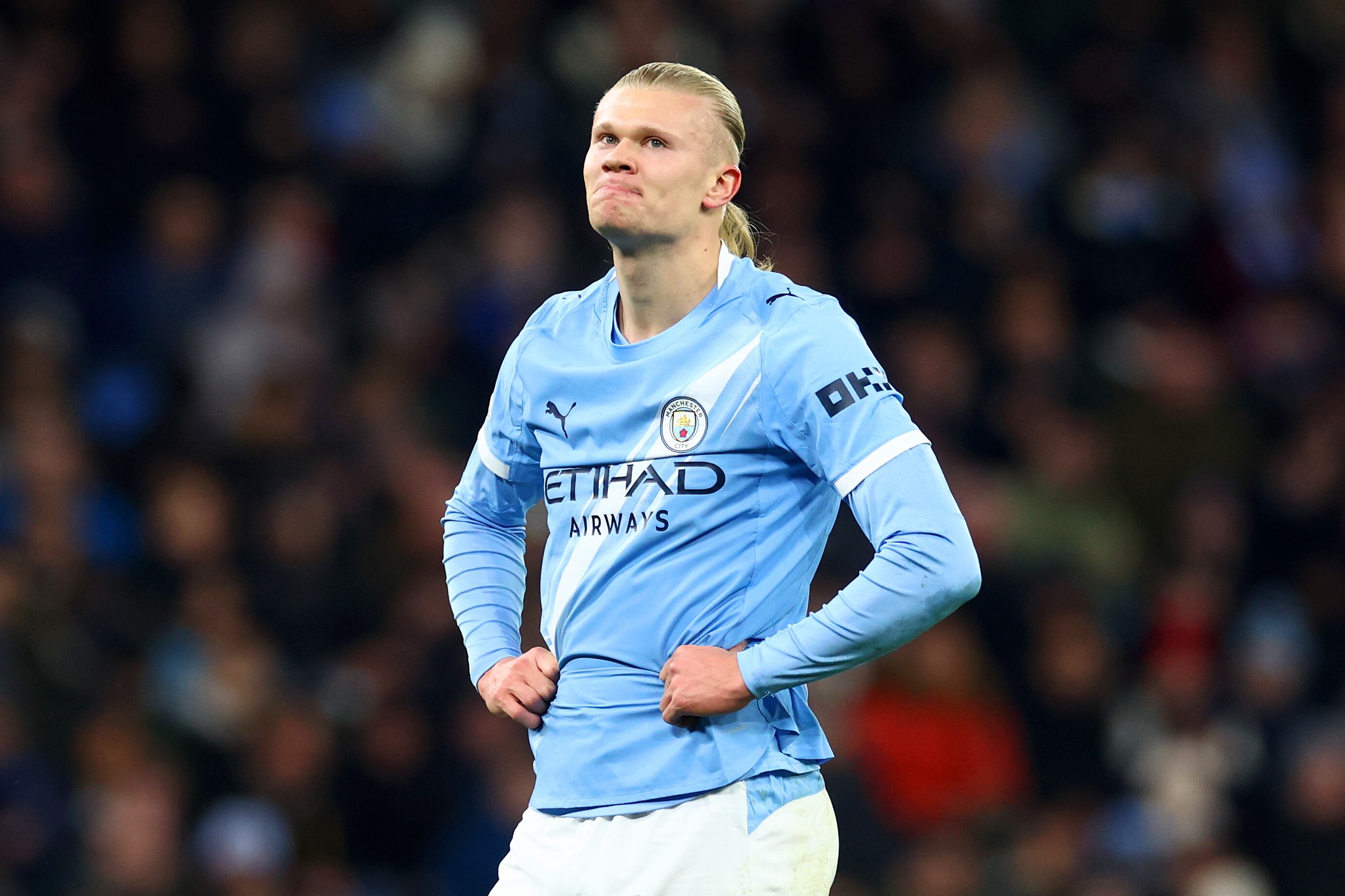 Erling Haaland con gestos de preocupación ante el Bayer Leverkusen.