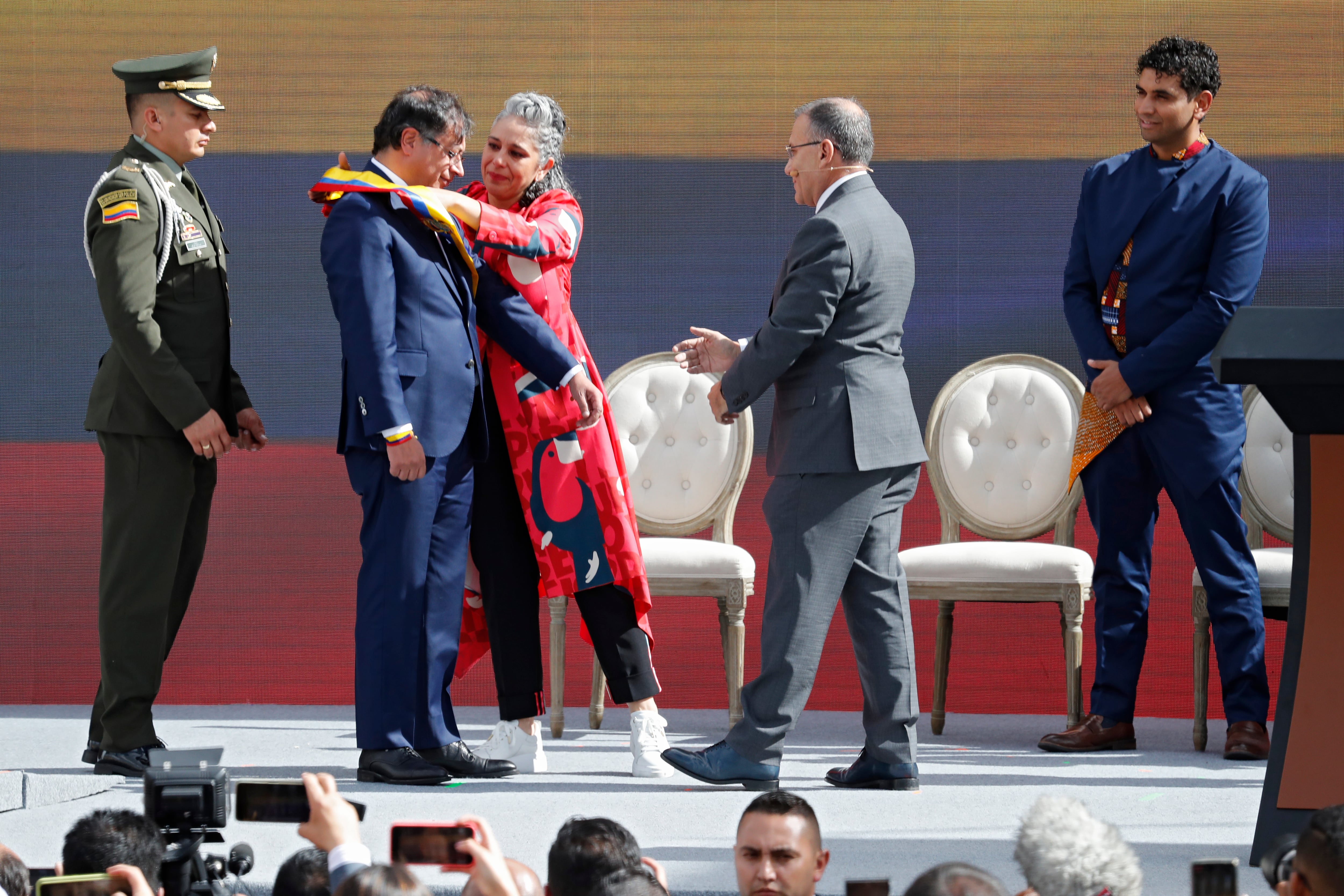 María José Pizarro colocó la banda presidencial  a Gustavo Petro presidente de Colombia 2022 / 2026
Bogota Plaza de Bolívar agosto7 del 2022
Foto Guillermo Torres Reina / Semana
