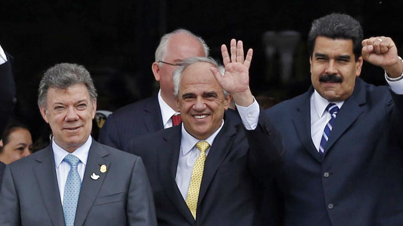 Juan Manuel Santos, Ernesto Samper y Nicolás Maduro en Ecuador.