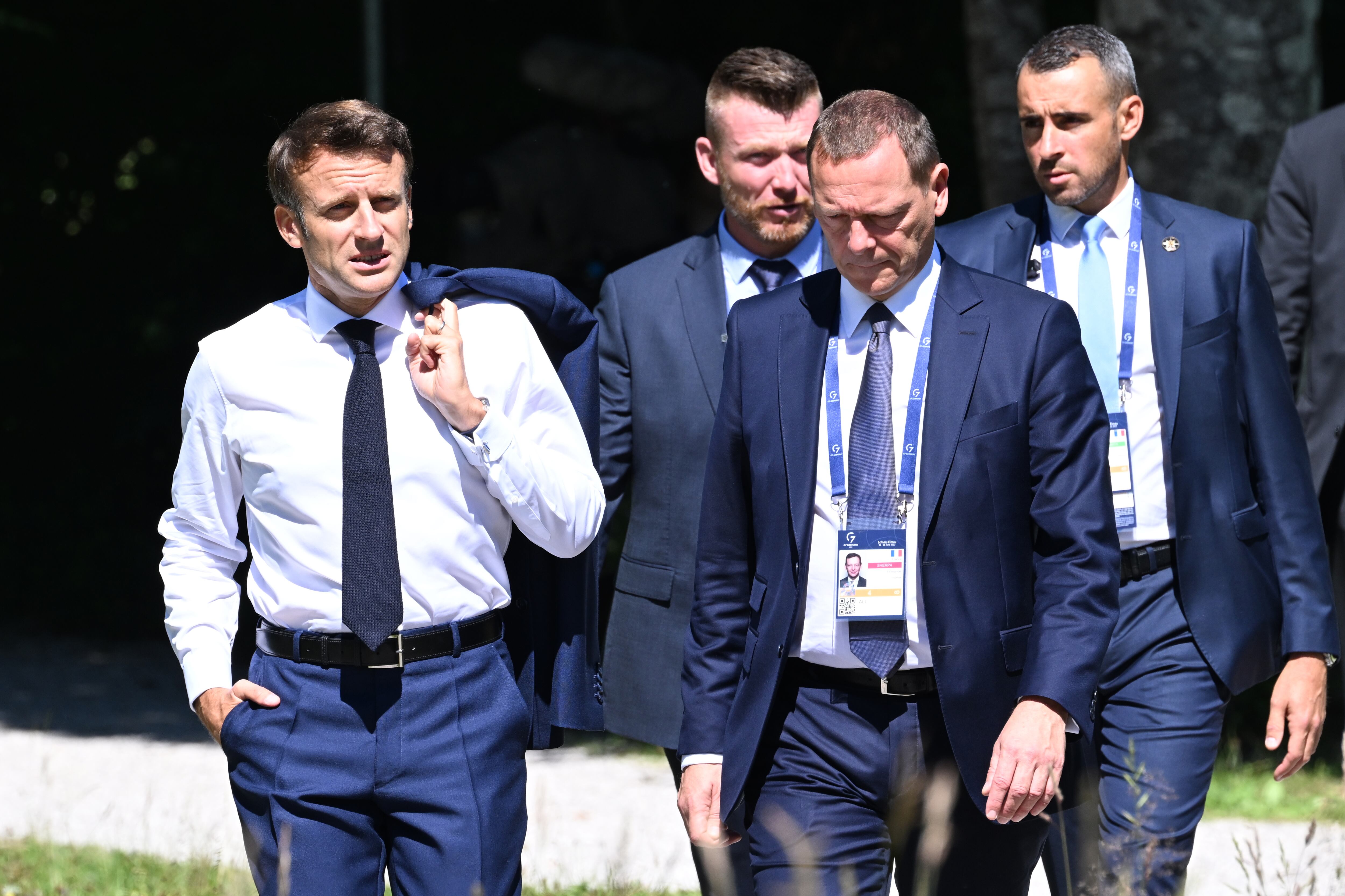 Emmanuel Macron (frente l), presidente de Francia, con su asesor diplomático Emmanuel Bonne mientras los jefes de estado y de gobierno caminan hacia Schloss Elmau. Alemania albergará la cumbre del G7 de democracias económicamente fuertes del 26 al 28 de junio de 2022.
