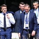 Emmanuel Macron (frente l), presidente de Francia, con su asesor diplomático Emmanuel Bonne mientras los jefes de estado y de gobierno caminan hacia Schloss Elmau. Alemania albergará la cumbre del G7 de democracias económicamente fuertes del 26 al 28 de junio de 2022.