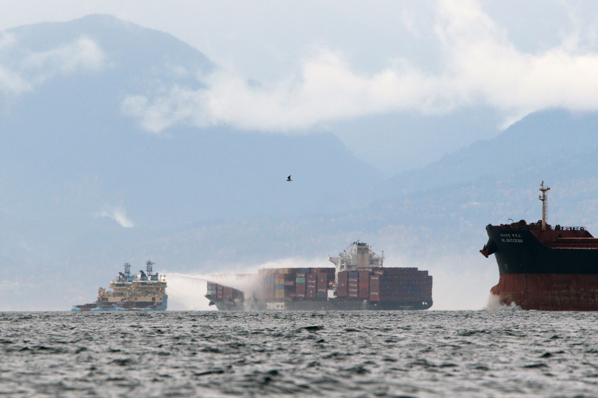 Incendio de un buque Zim Kingston portacontenedores frente a la Columbia Británica