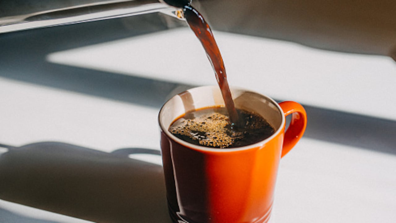 Una taza de café con cafeína podría estar asociada con un menor riesgo de insuficiencia cardíaca cuando se consume con moderación.