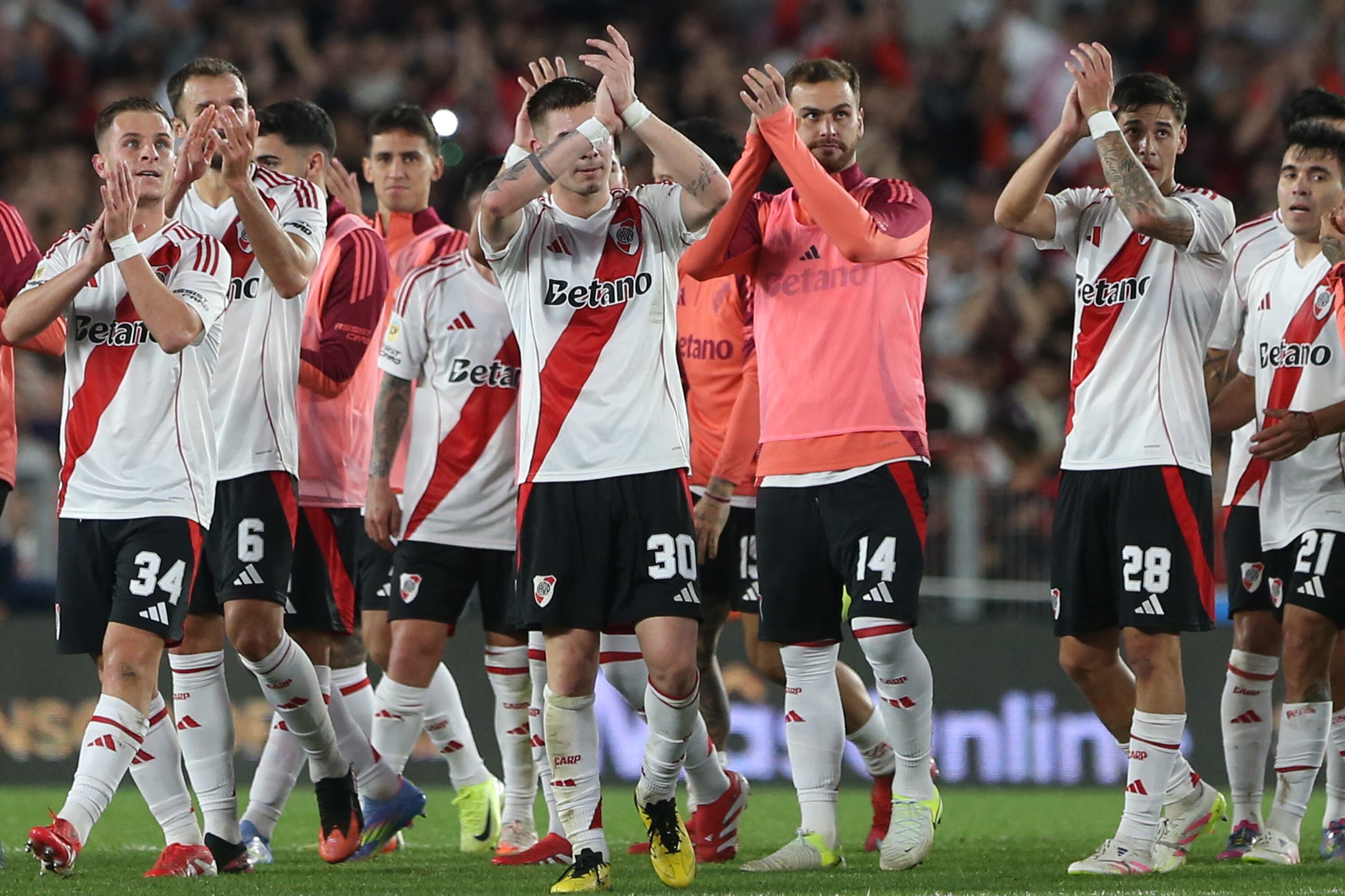 Los jugadores de River Plate saludan a la hinchada tras golear a Barrancas Central.