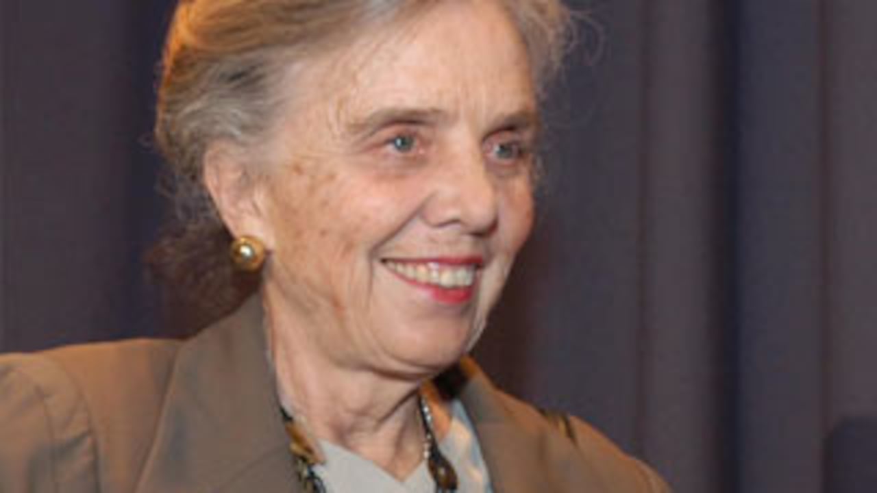 Elena Poniatowska les saca tiempo a sus libros para hacer algunos trabajos periodísticos. Dice que nunca aprendió a decir que no a nada y por tal motivo vive llena de trabajo