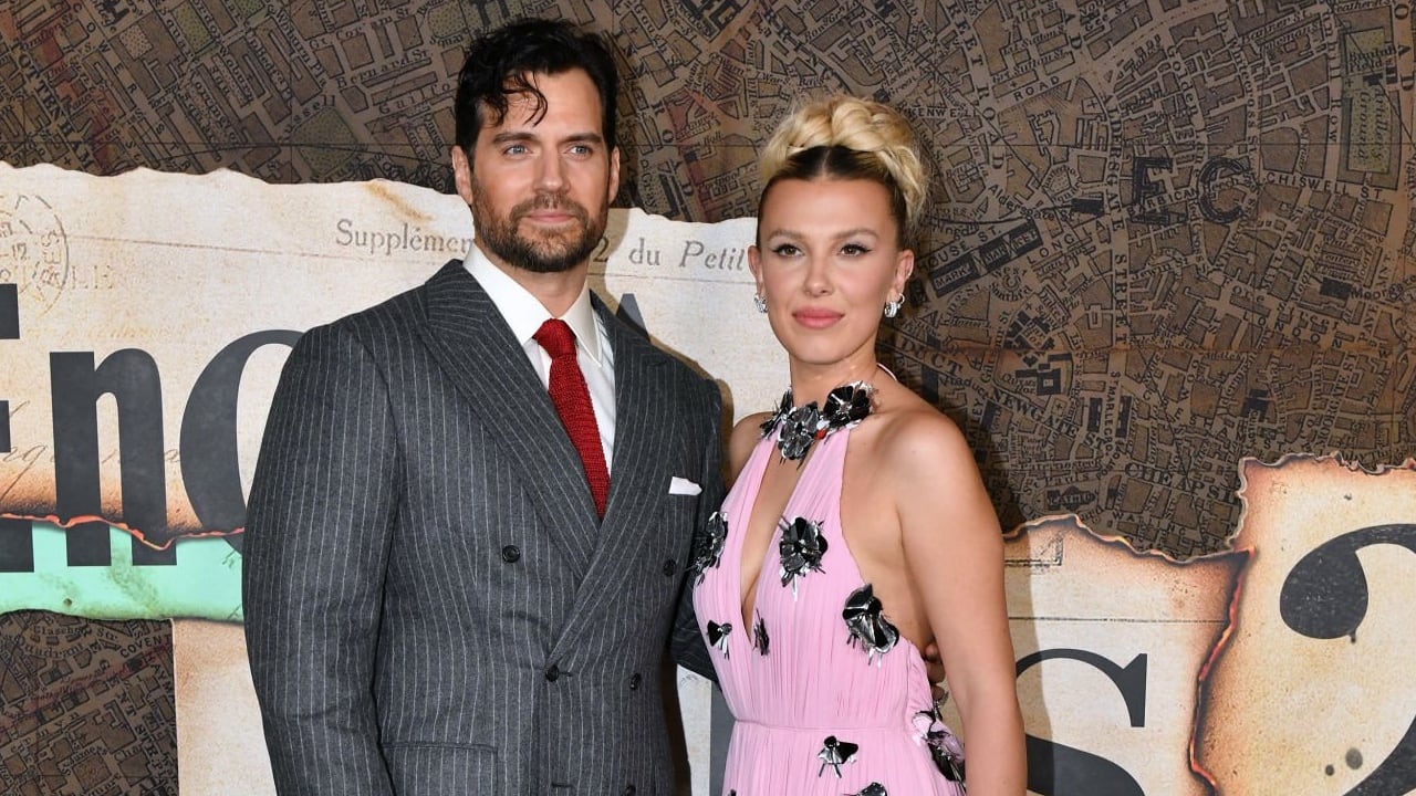 Henry Cavill y Millie Bobby Brown en el lanzamiento de la segunda parte de la película de Netflix, Enola Holmes