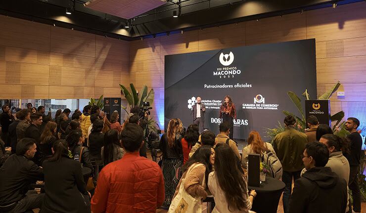 Cristina Umaña (presidenta) y Elkin Zair Manco (director ejecutivo) de la Academia Colombiana de Cine durante el cóctel de lanzamiento de nominados.