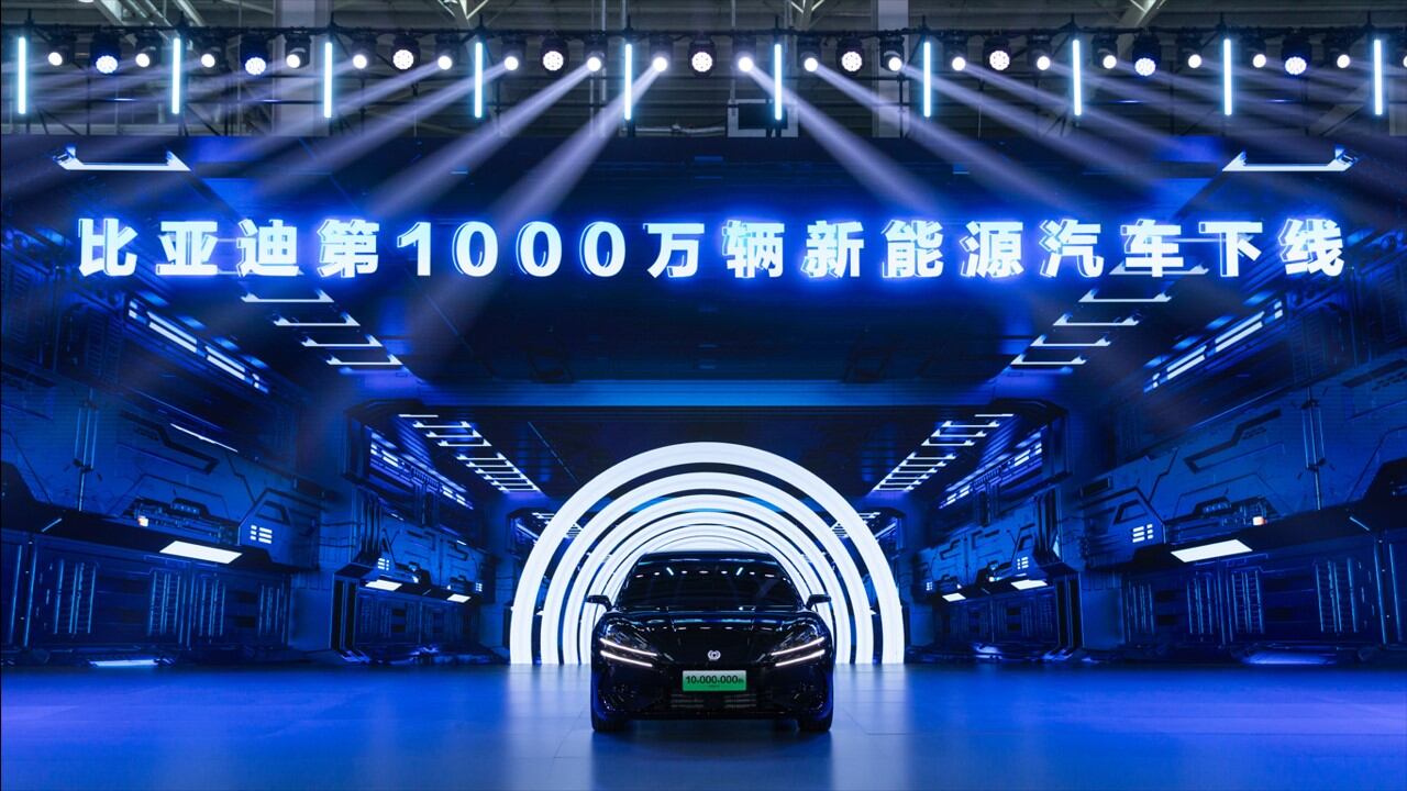 Wang Chuanfu, presidente y director ejecutivo de BYD; y Feng Ji, fundador y director ejecutivo de Game Science, quien recibió el auto 10 millones fabricado por BYD.