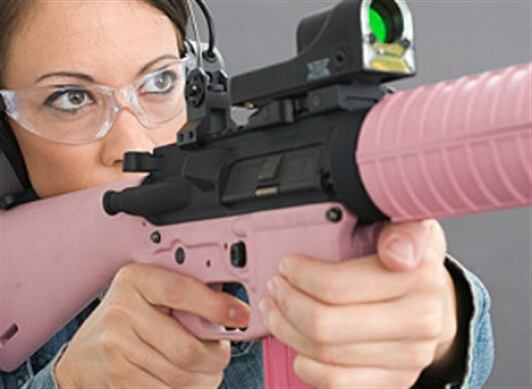 La creciente oferta de armas de fuego y de defensa personal "para mujeres" revela el interés de este género en el tema.