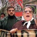 En esta foto de archivo tomada el 23 de julio de 1998, Hebe de Bonafini (R), presidenta de la Asociación de Madres de Plaza de Mayo, y el abogado de la asociación Sergio Schoklender (L) participan en un mitin frente a la Catedral de Santiago en apoyo a los presos políticos chilenos y para conmemorar las marchas semanales de otras madres en Argentina. - Hebe de Bonafini, la histórica presidenta de la asociación argentina Madres de Plaza de Mayo, formada durante la dictadura (1976-1983) para conocer el destino de sus hijos y otros detenidos desaparecidos por el régimen militar, falleció el 20 de noviembre de 2022 , a los 93 años, confirmó la vicepresidenta Cristina Fernández de Kirchner. (Foto por Ginnette RIQUELME / AFP)