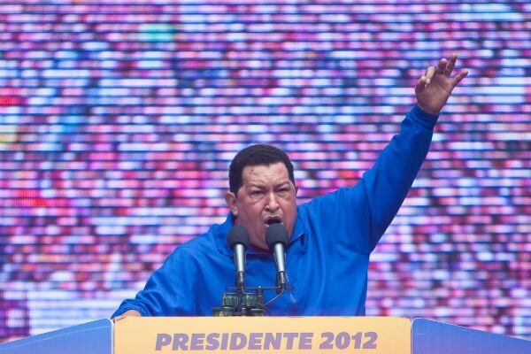 El presidente venezolano, Hugo Chávez, pronuncia un discurso en un acto de campaña por su reelección, en Maracay, estado de Aragua