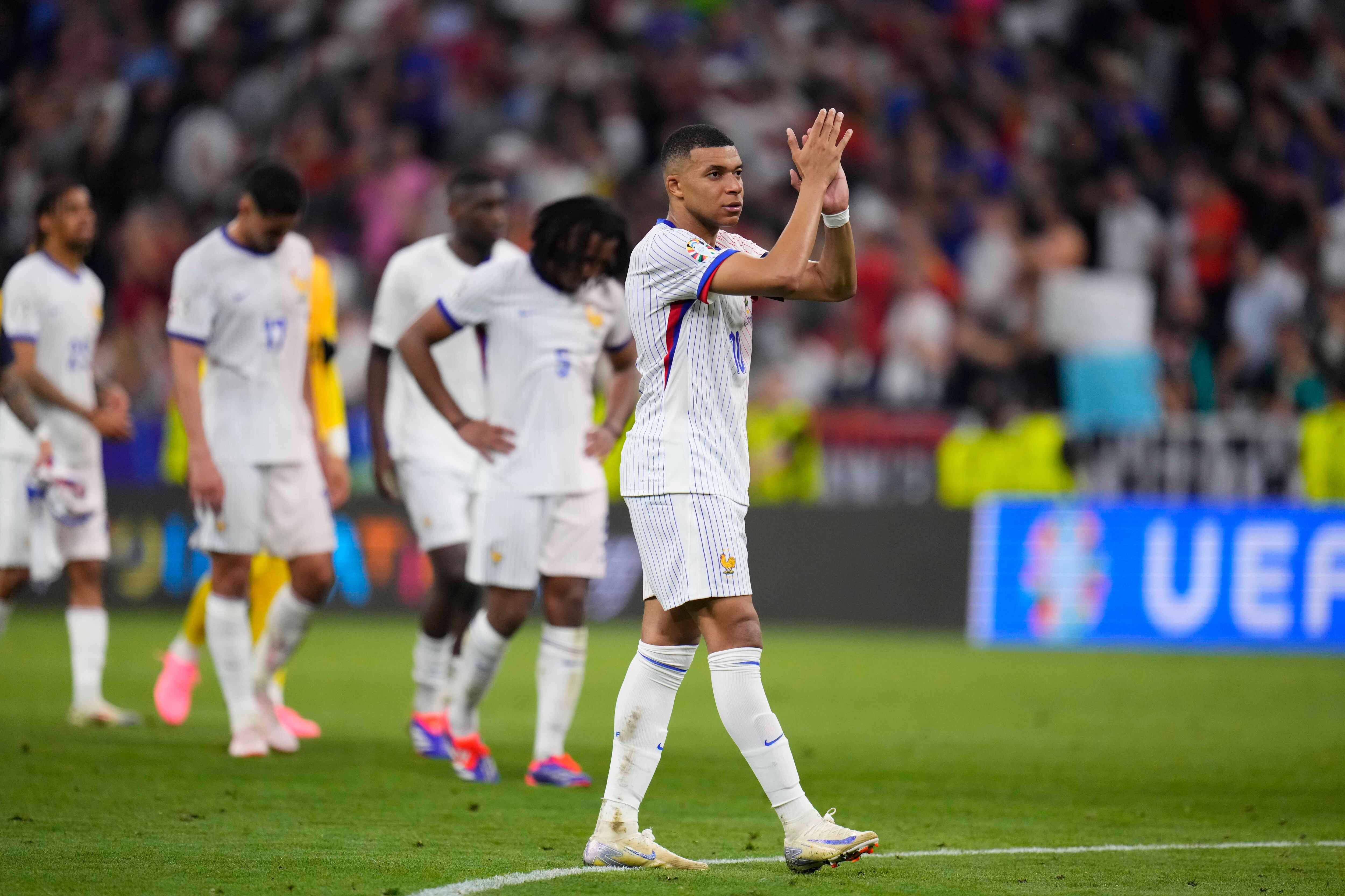 Los jugadores de Francia animan a los fanáticos al final de un partido de semifinal entre España y Francia en el torneo de fútbol Euro 2024 en Munich, Alemania, el martes 9 de julio de 2024. (Foto AP/Manu Fernández)