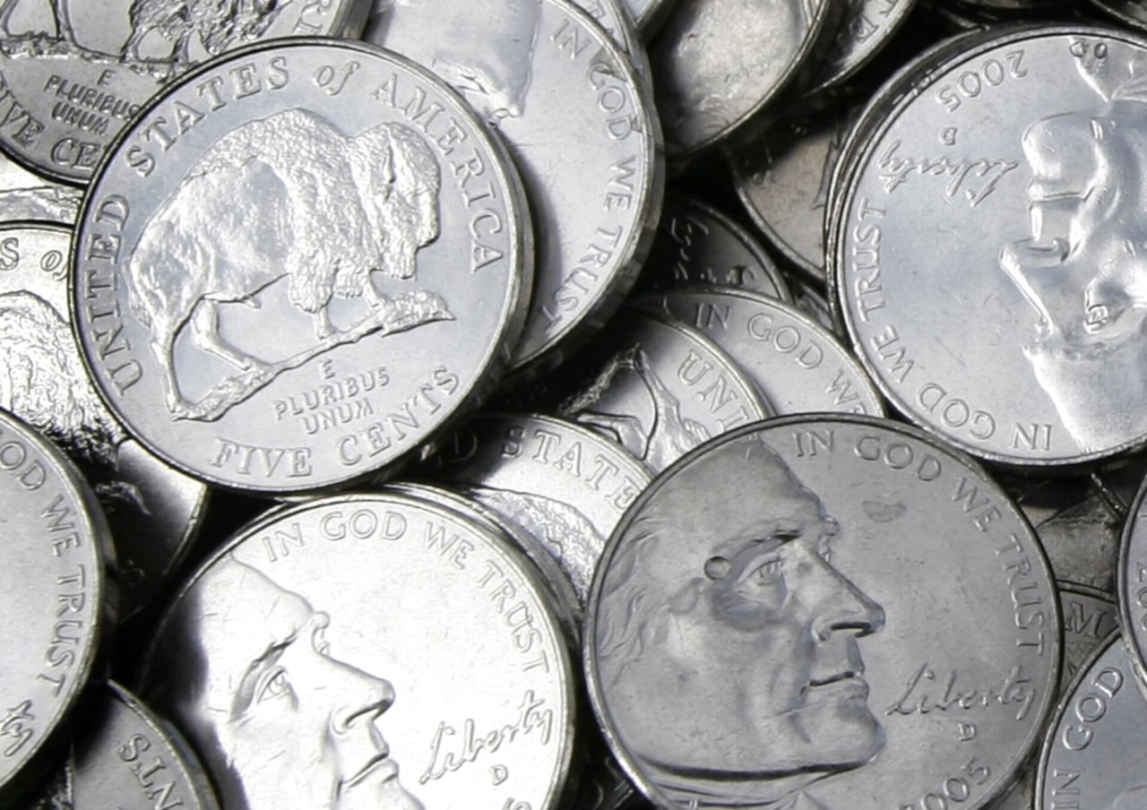 La Casa de la Moneda del Departamento del Tesoro de los Estados Unidos presenta las nuevas monedas de cinco centavos del país de 2005 con una imagen contemporánea del presidente Thomas Jefferson