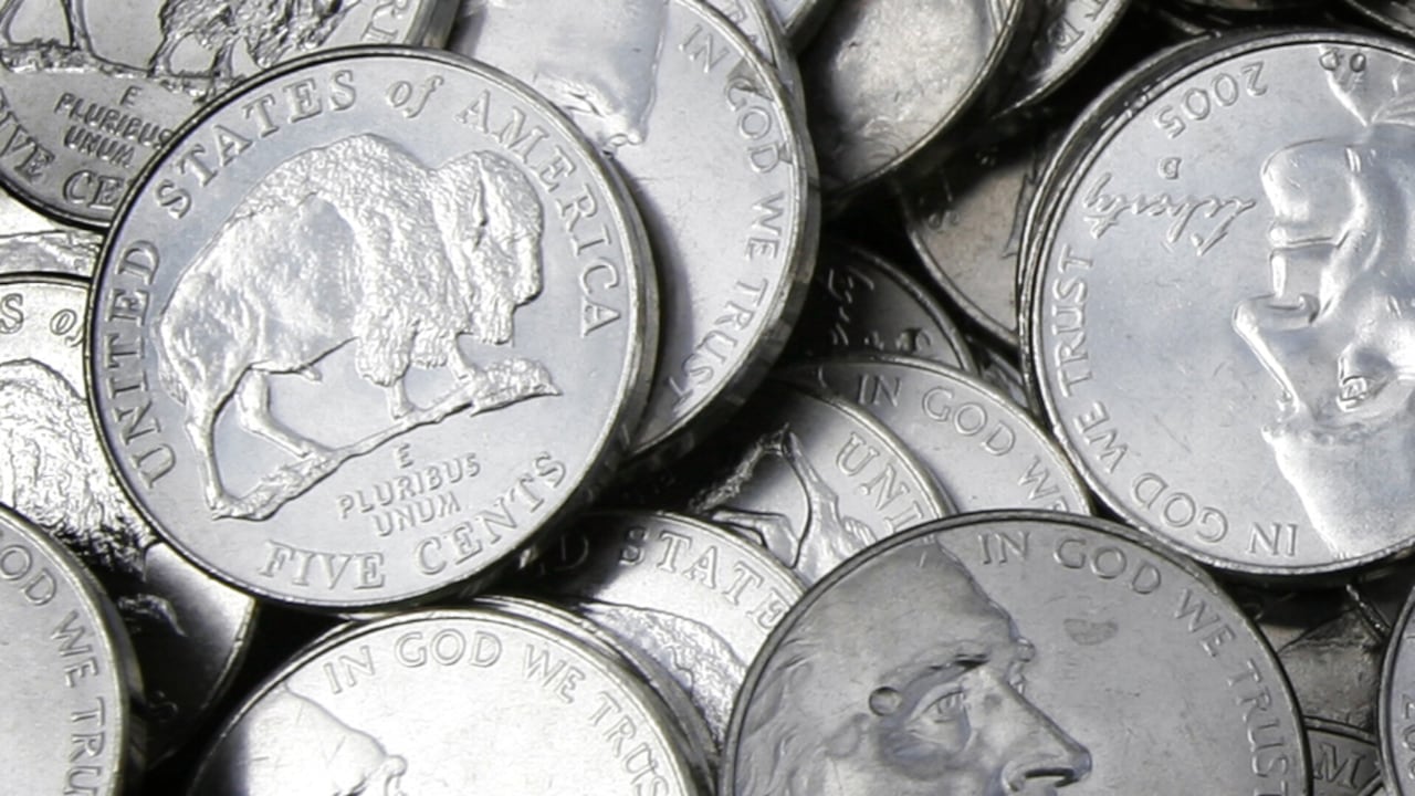 La Casa de la Moneda del Departamento del Tesoro de los Estados Unidos presenta las nuevas monedas de cinco centavos del país de 2005 con una imagen contemporánea del presidente Thomas Jefferson